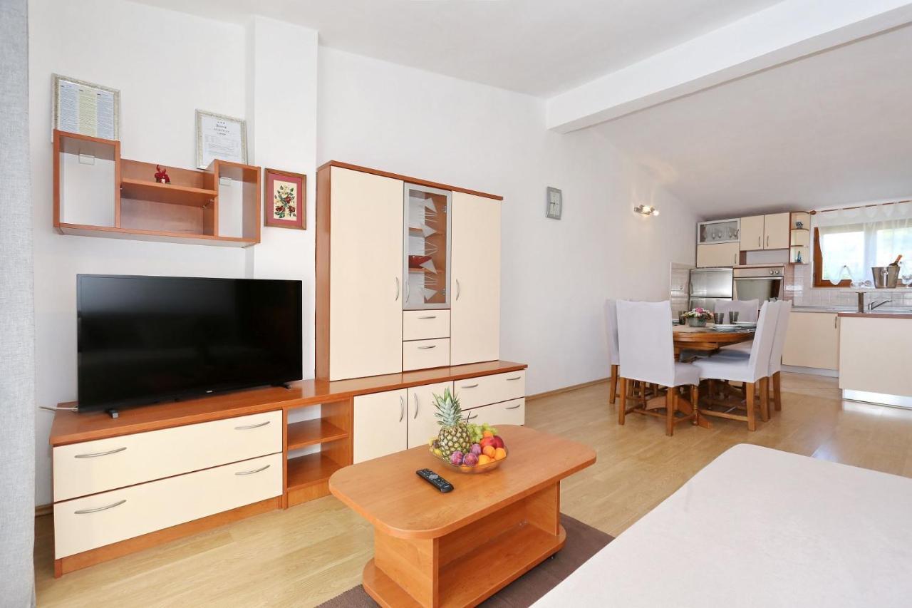 Goran Apartment Vir